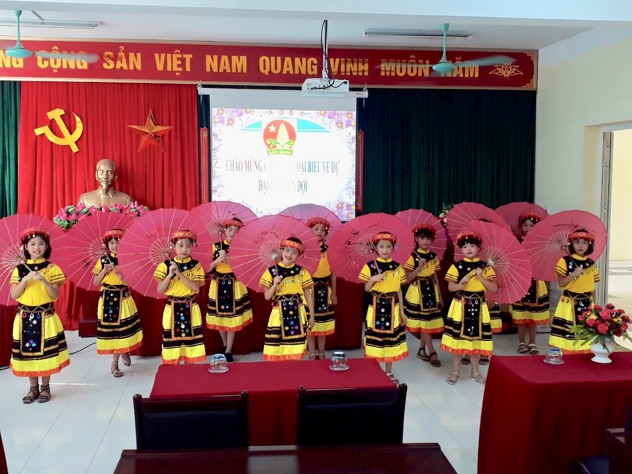 Văn nghệ chào mừng thành công của Đại hội