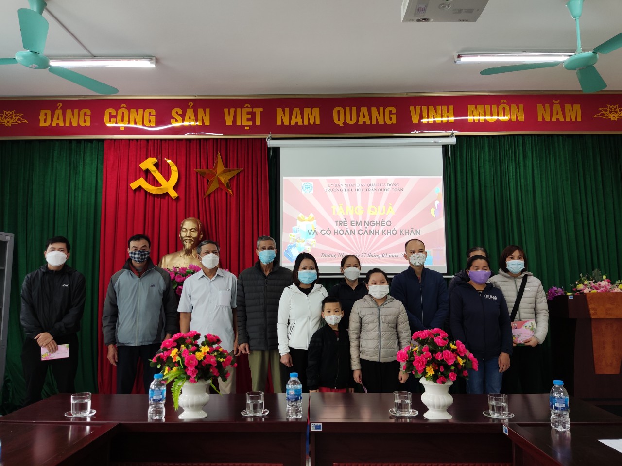 Mạnh thường quân tặng quà Tết 2022