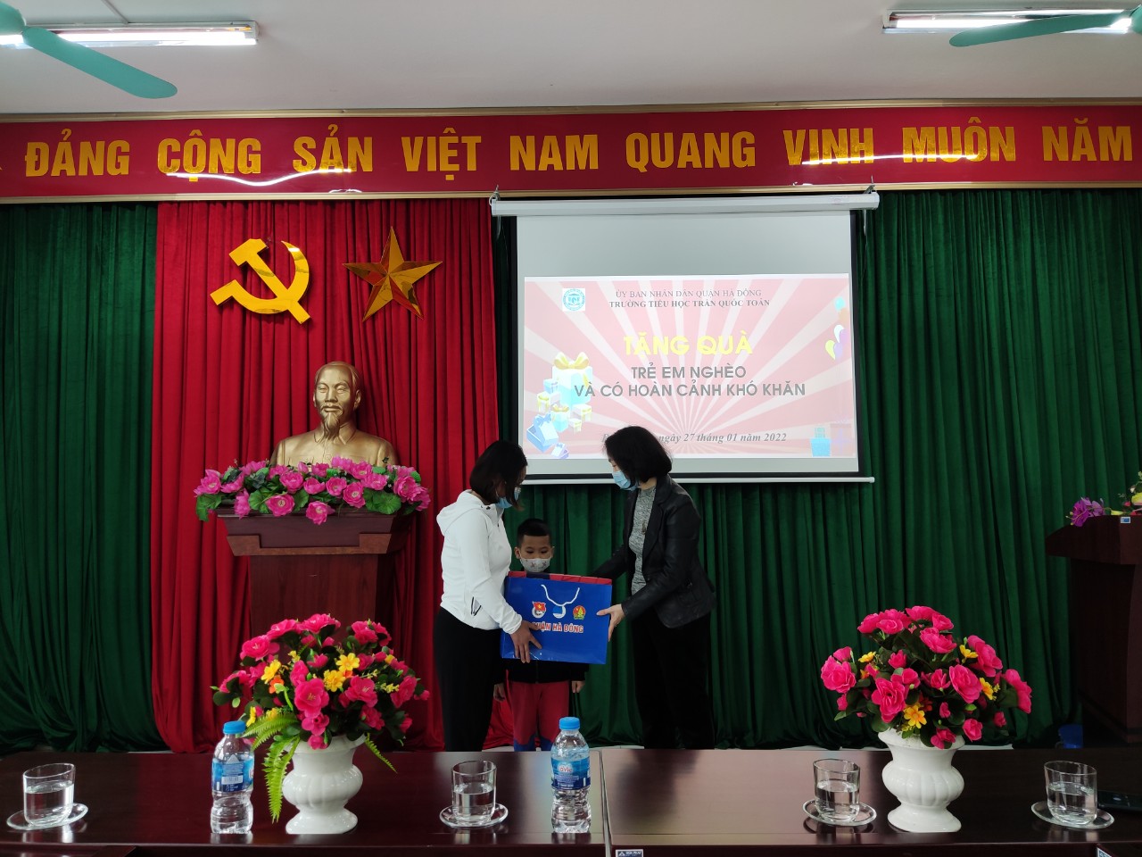 Quận Đoàn Hà Đông tặng quà Tết 2022