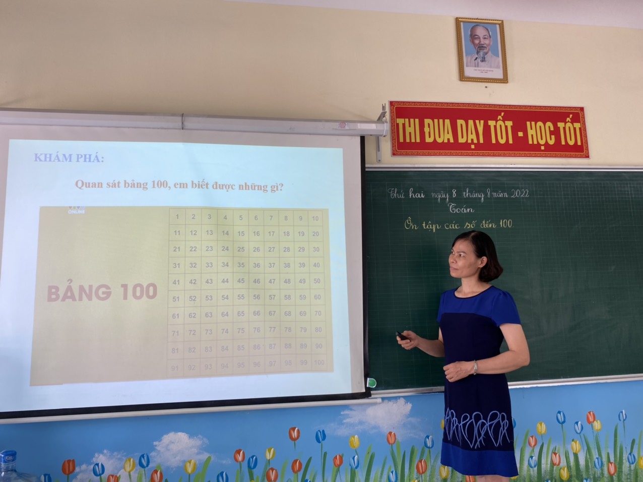 Giáo viên nhà trường hăng say sinh hoạt chuyên môn hè 2022
